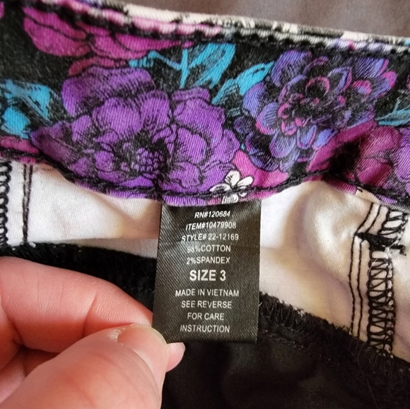 Skull Shorts 💀 Size 3 - Halloween Fun 💀 - Picture 3 of 5